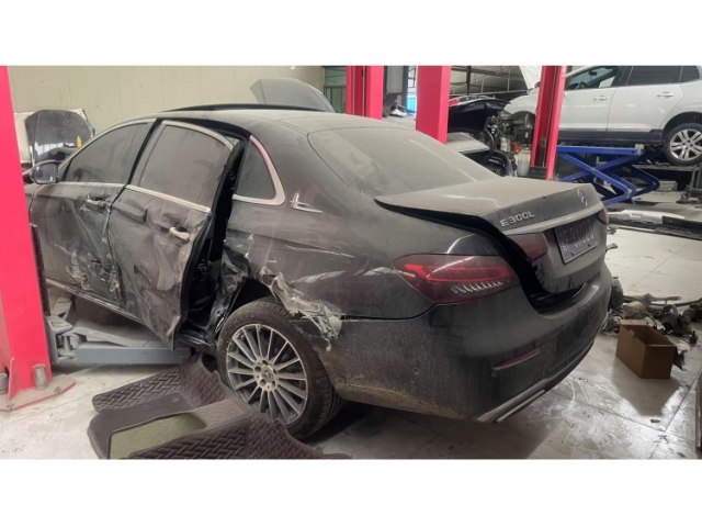 奔驰奔驰E级奔驰E级 2021款 改款 E 260 L 运动型